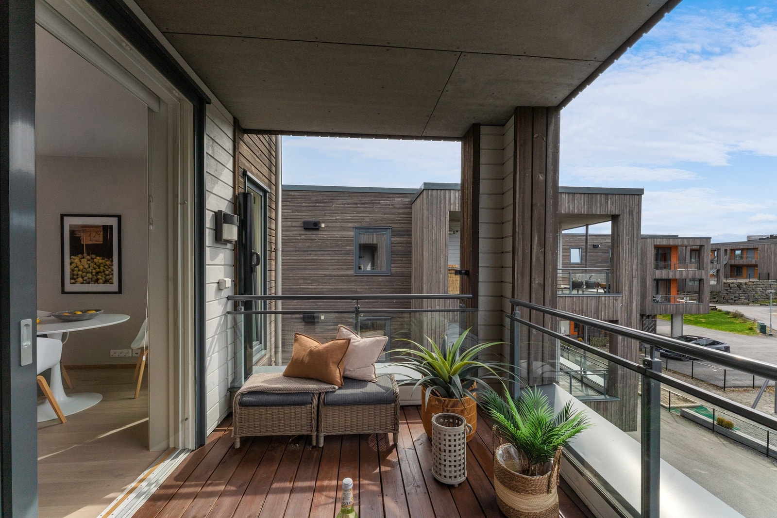 En perfekt utstrekning av stuen på sommerstid, med varmelampe montert på veggen Galleribilde