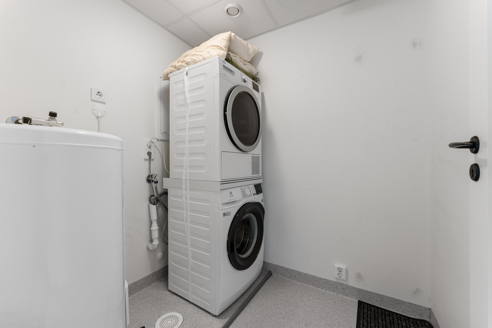 Vaskerom fremkommer som bod på opprinnelige tegninger og er ikke byggemeldt og godkjent. Kjøper påtar seg risiko for evt. om-søking hos kommunen. Galleribilde
