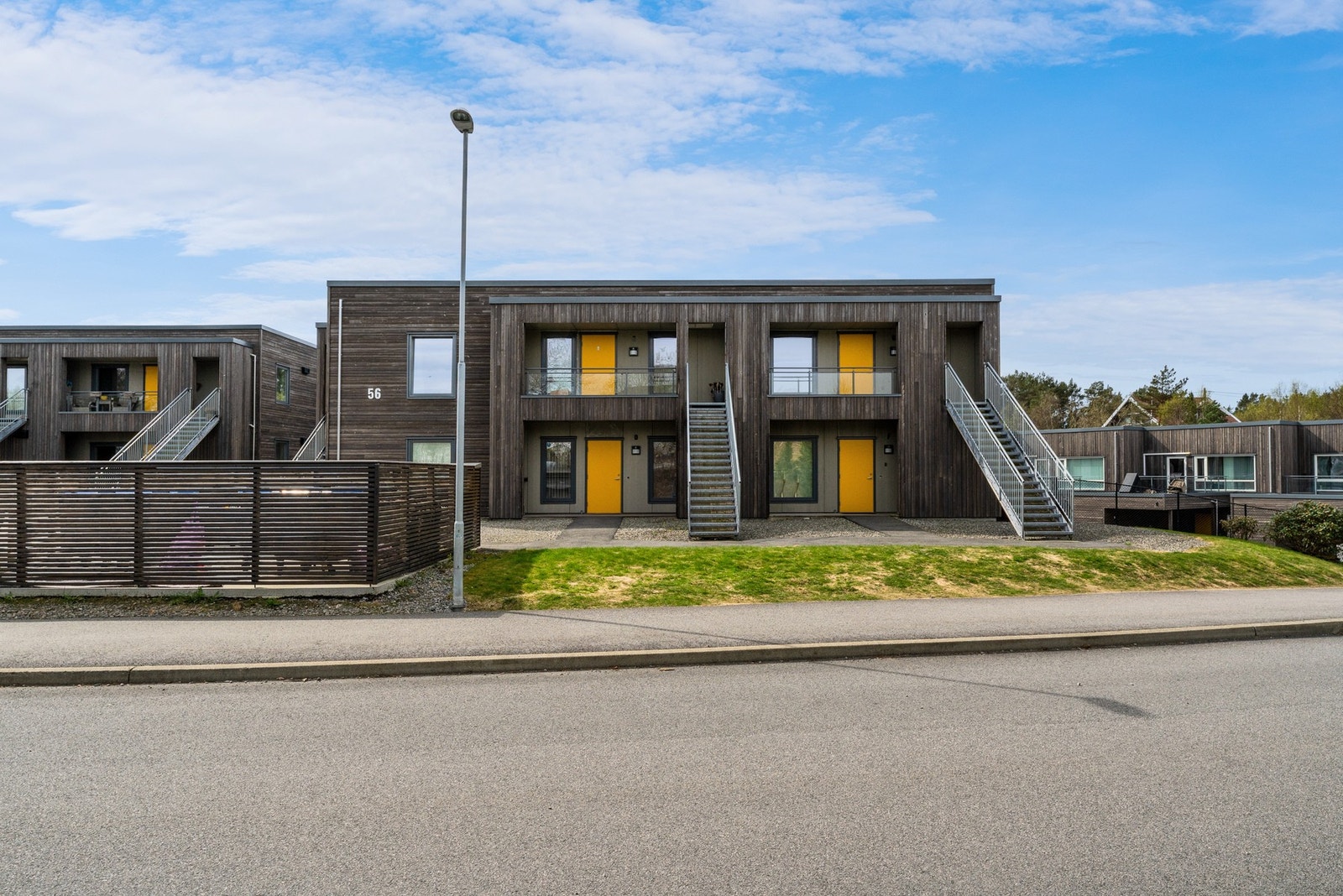 Sameiets tomt er pent opparbeidet med beplantninger, plenpartier og interne asfalterte veier Galleribilde