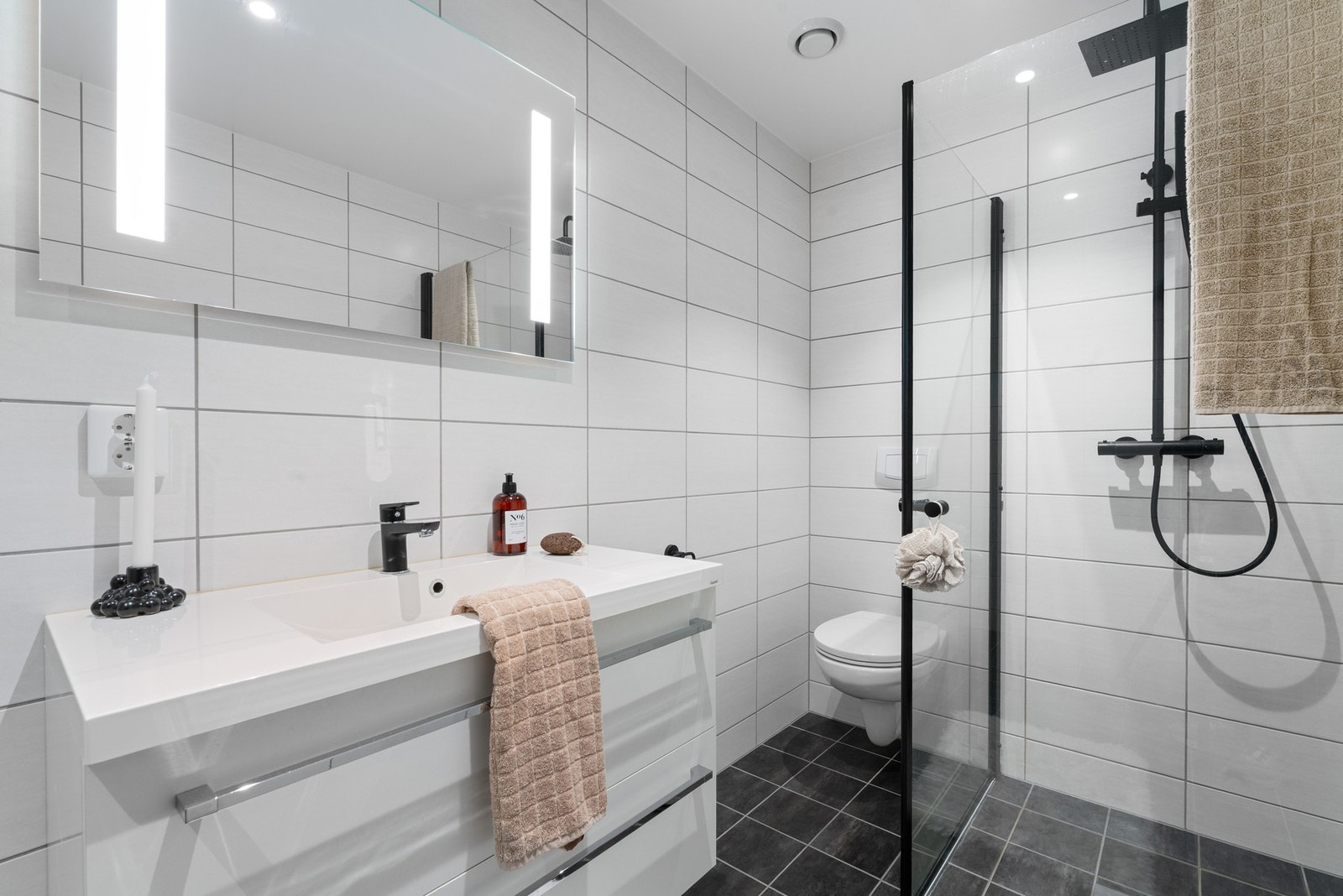 Badet er på ca. 5,43 kvm og er lagt med keramiske fliser på gulv Galleribilde