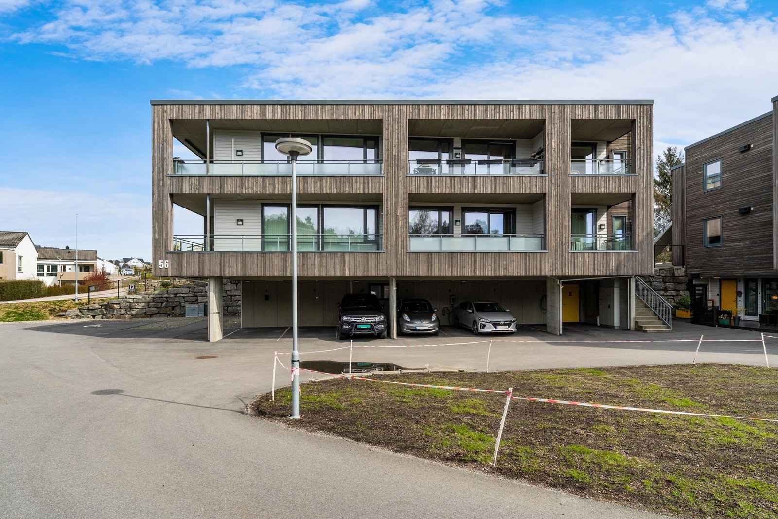 Fast parkeringsplass med elbillader i carport medfølger Galleribilde