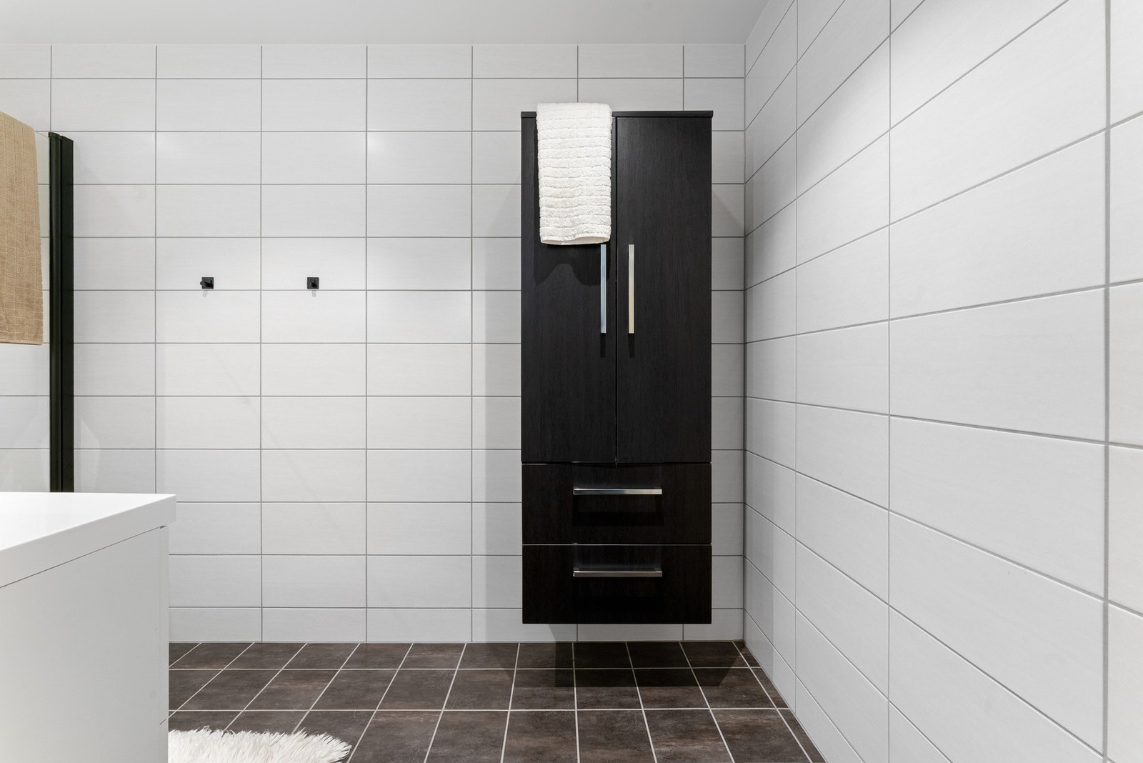 Badet er lagt med varmekabler i gulv og det er balansert ventilasjon i leiligheten Galleribilde