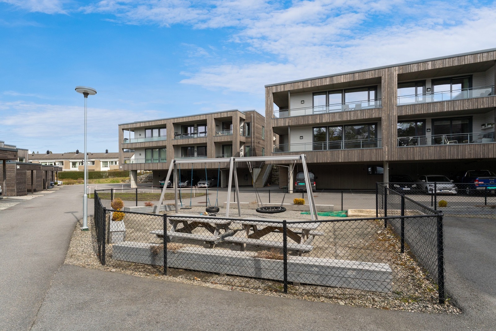 Det er godt kollektivtilbud med 3 min gange til nærmeste busstopp Mjåtveit Galleribilde