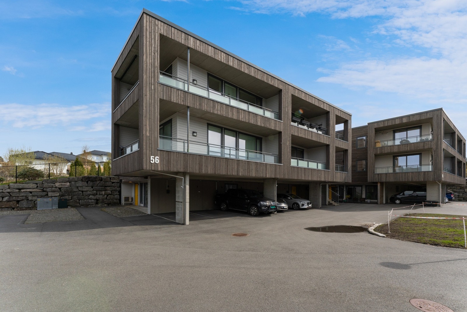 I nærområdet ligger dagligvare, servicetilbud, fasiliteter, barnehage og barneskole i gangavstand Galleribilde