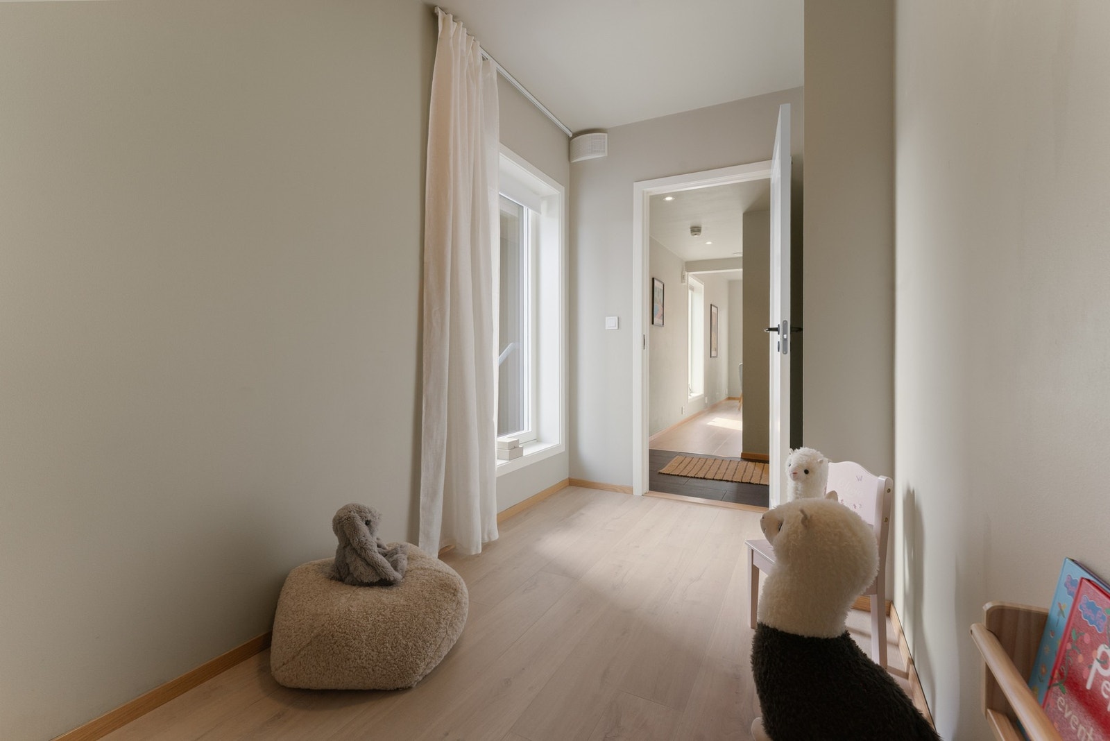 Det er plass til seng, nattbord og garderobeskap Galleribilde