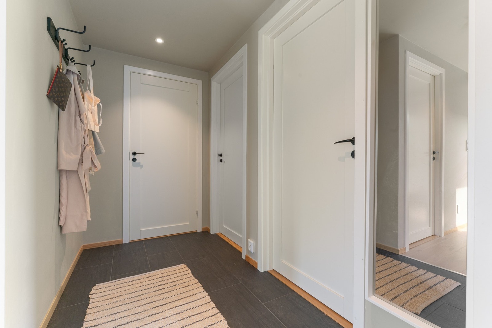 Innvendig er boligen innredet med flislagt entré med god plass til fra-heng Galleribilde