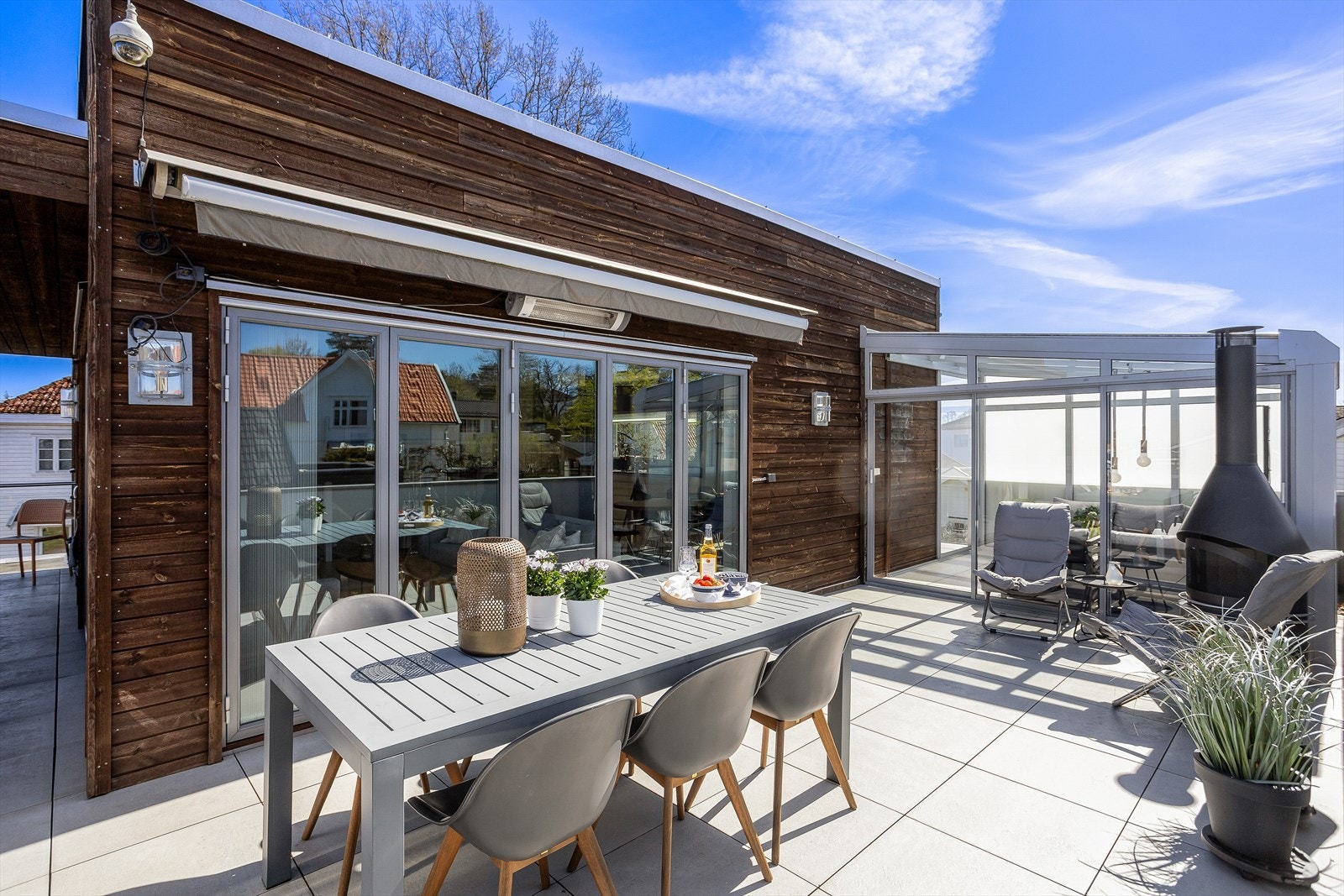 Den store terrassen på 48 m² har god plass til både spisebord og loungegruppe. Galleribilde