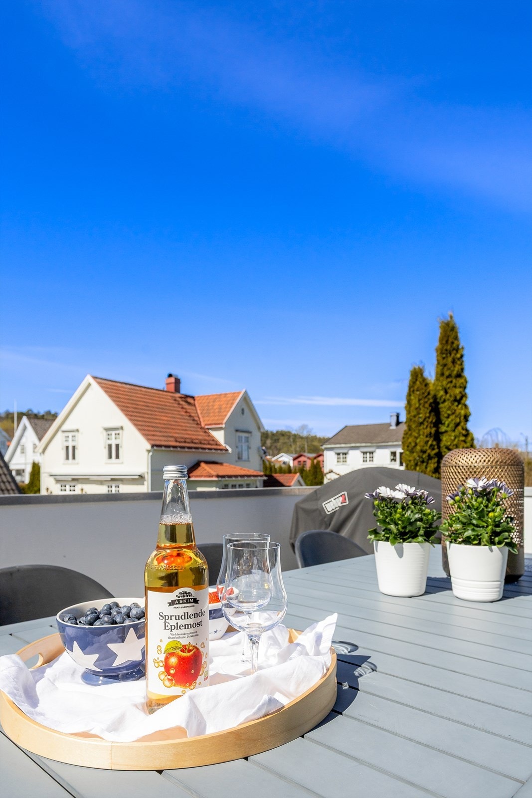 Her ute er det rikelig med plass for utemøbler, grill og beplantning. Galleribilde