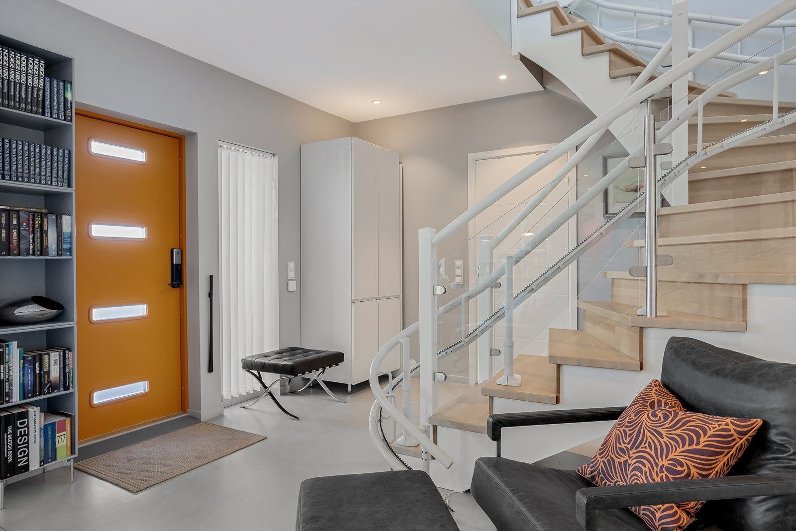 Hallen er romslig og har en elegant tretrapp som forbinder de to etasjene. Galleribilde