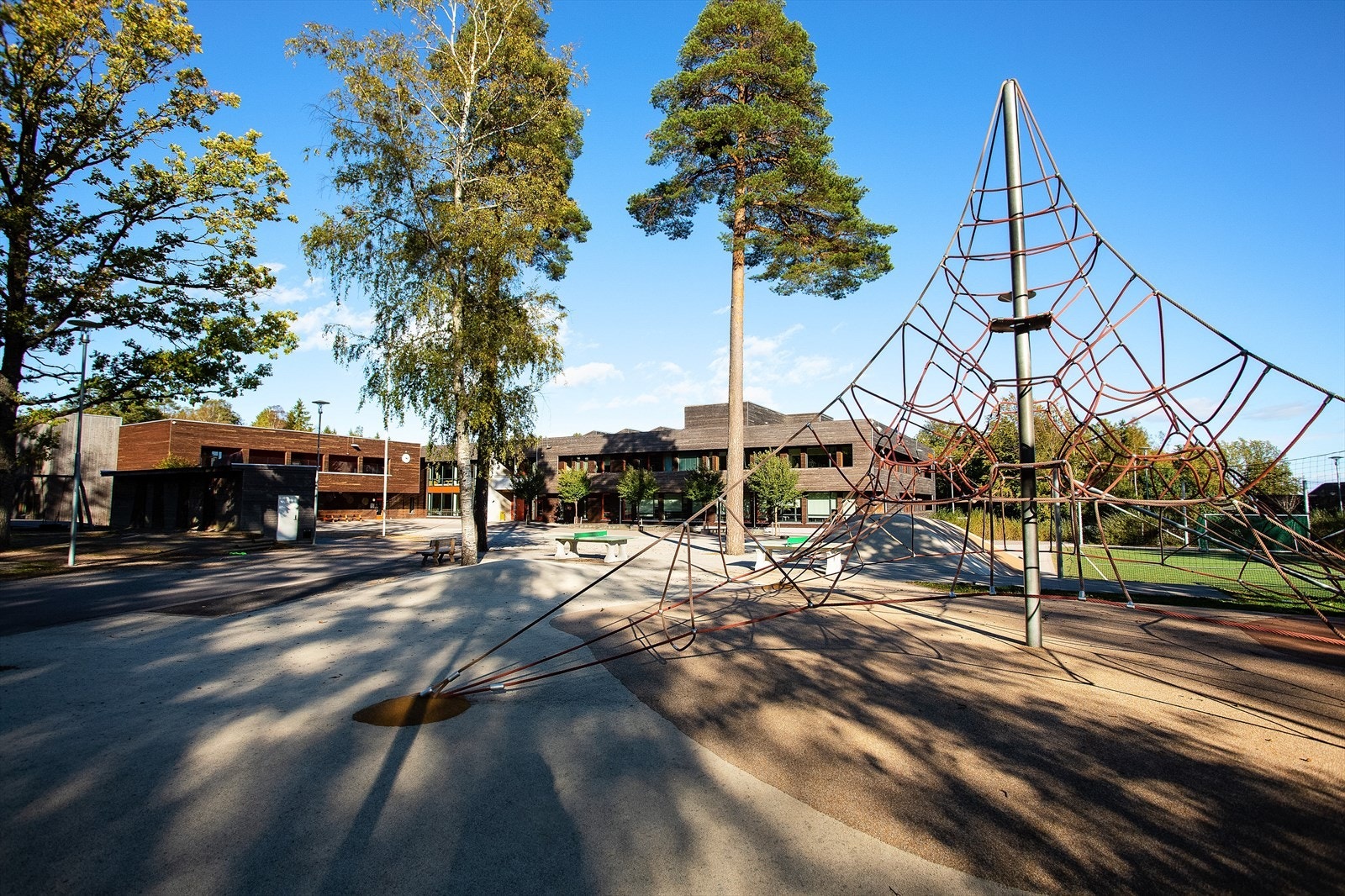 I umiddelbar nærhet ligger Teie barneskole, Teigar ungdomsskole og flere barnehager. Galleribilde