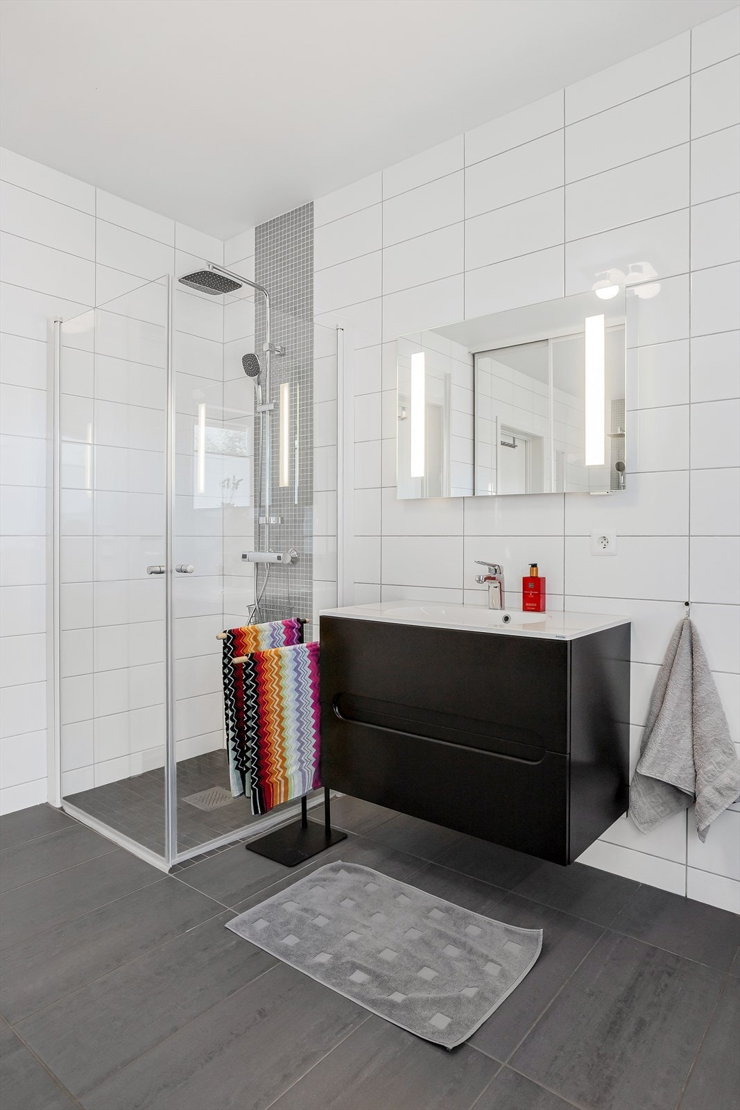 Rommet er flislagt og har vannbåren gulvvarme, dusj, toalett og opplegg for vaskemaskin. Galleribilde