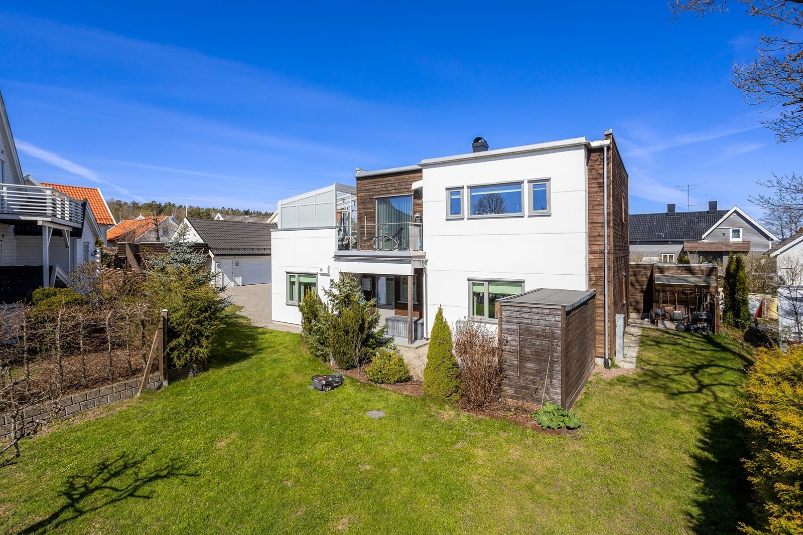 Fasaden er kledd med en kombinasjon av liggende bordkledning og vedlikeholdsvennlige STENI-plater. Galleribilde
