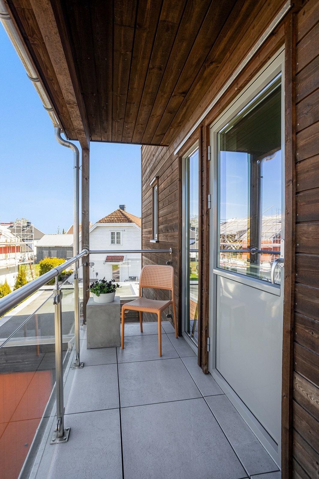 Terrassen har rekkverk i glass og fasadeplater, som sikrer utsikten og gir et moderne uttrykk. Galleribilde