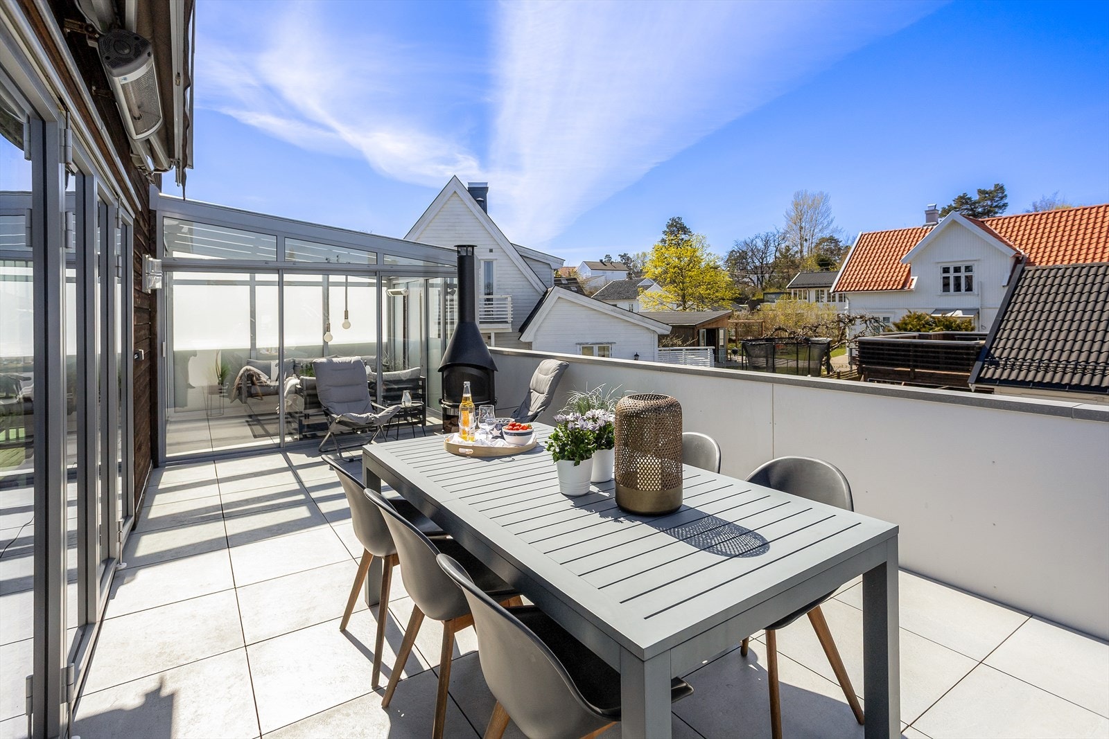 Terrassen strekker seg rundt tre sider av boligen og inkluderer en innglasset hagestue. Galleribilde