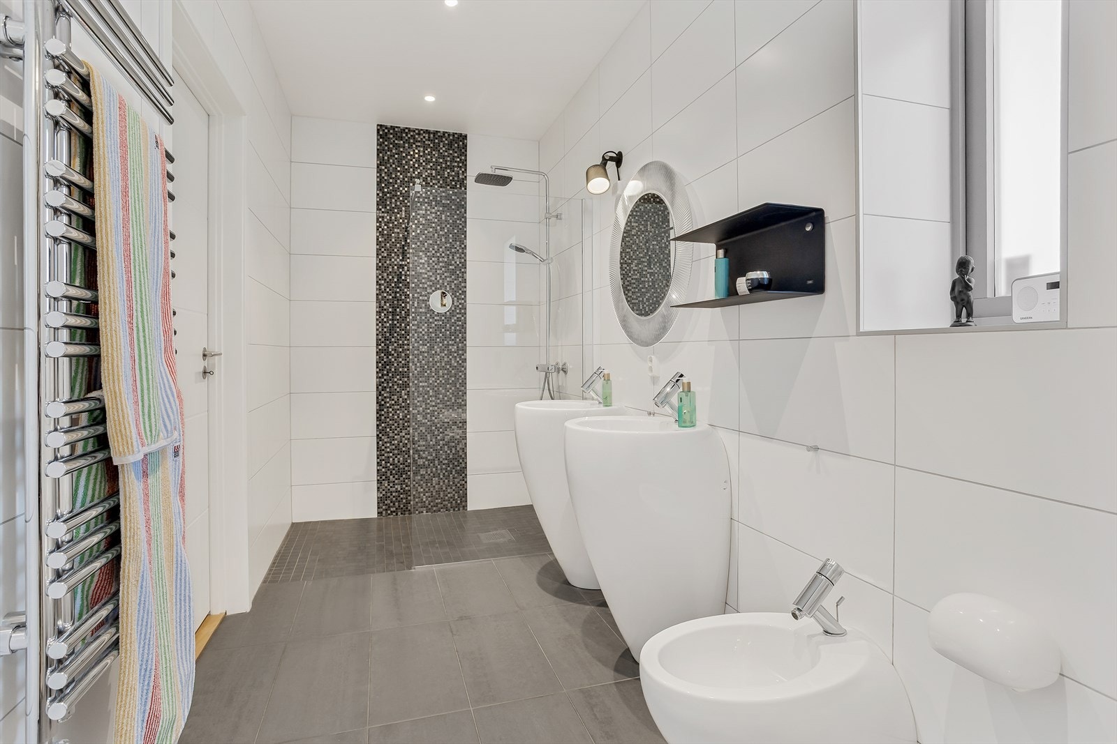 Badet har flislagt gulv med vannbåren gulvvarme Galleribilde