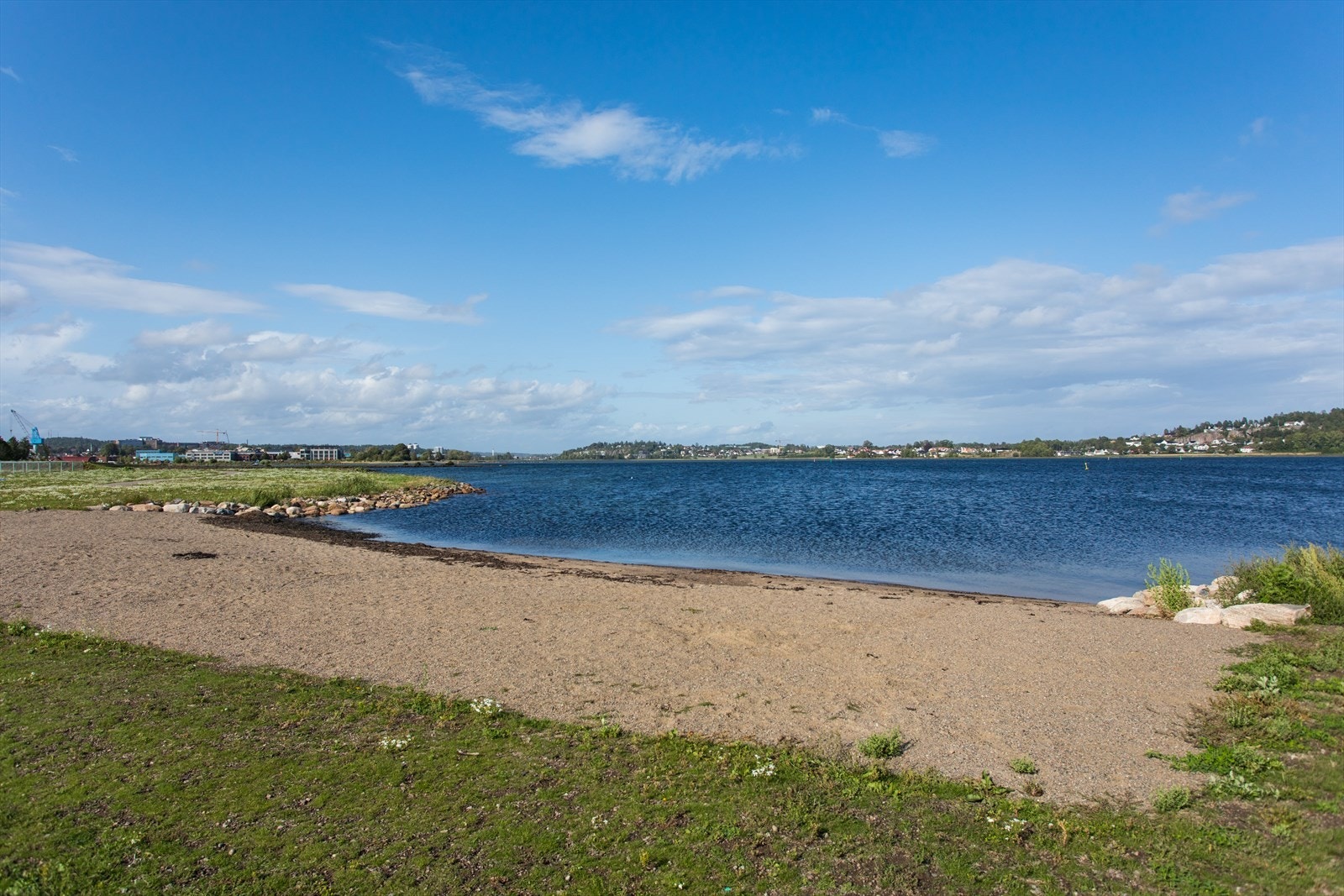 En liten gåtur tar deg ned til badestrand, småbåthavn og friarealer på Rosanes. Galleribilde