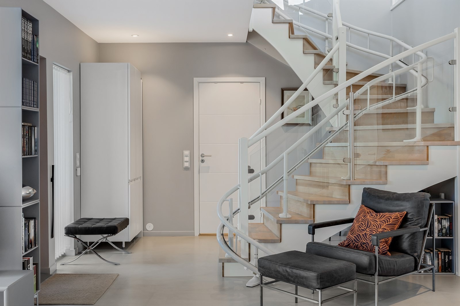 Trappen har trinn i tre og rekkverk i stål og glass. Trappeheisen fjernes før overtakelse. Galleribilde