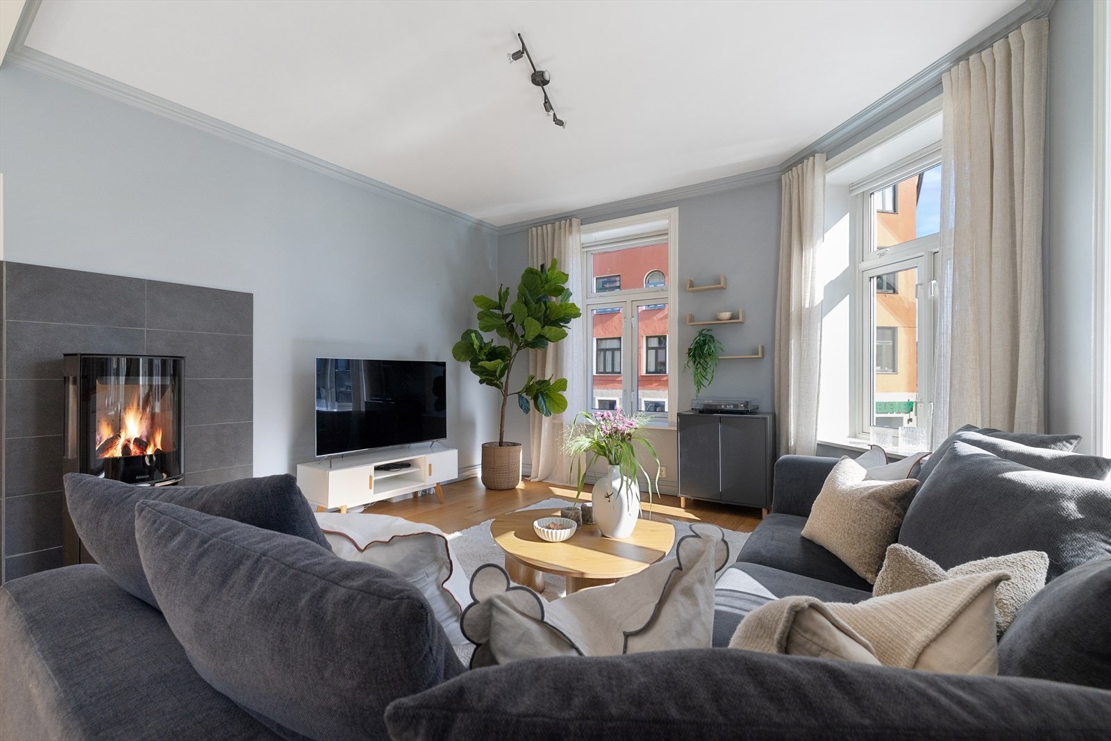 Leiligheten byr på en fantastisk hjørnestue med rikelig lys, god romfølelse og en behagelig atmosfære. Galleribilde