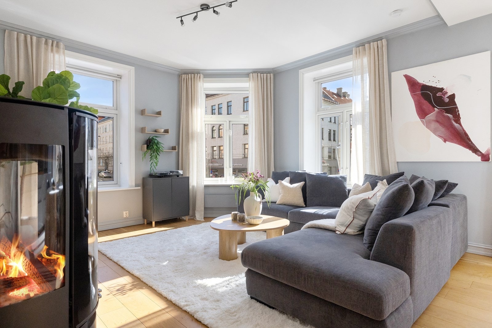 Hele fem vinduer slipper inn godt med naturlig lys. Galleribilde