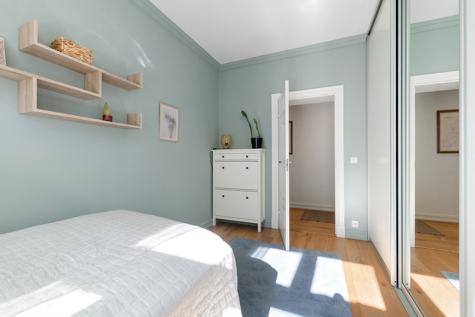 Boligens andre soverom er fleksibelt og har god plass til seng, sovesofa, hjemmekontor eller gjesterom, eventuelt en kombinasjon. Galleribilde
