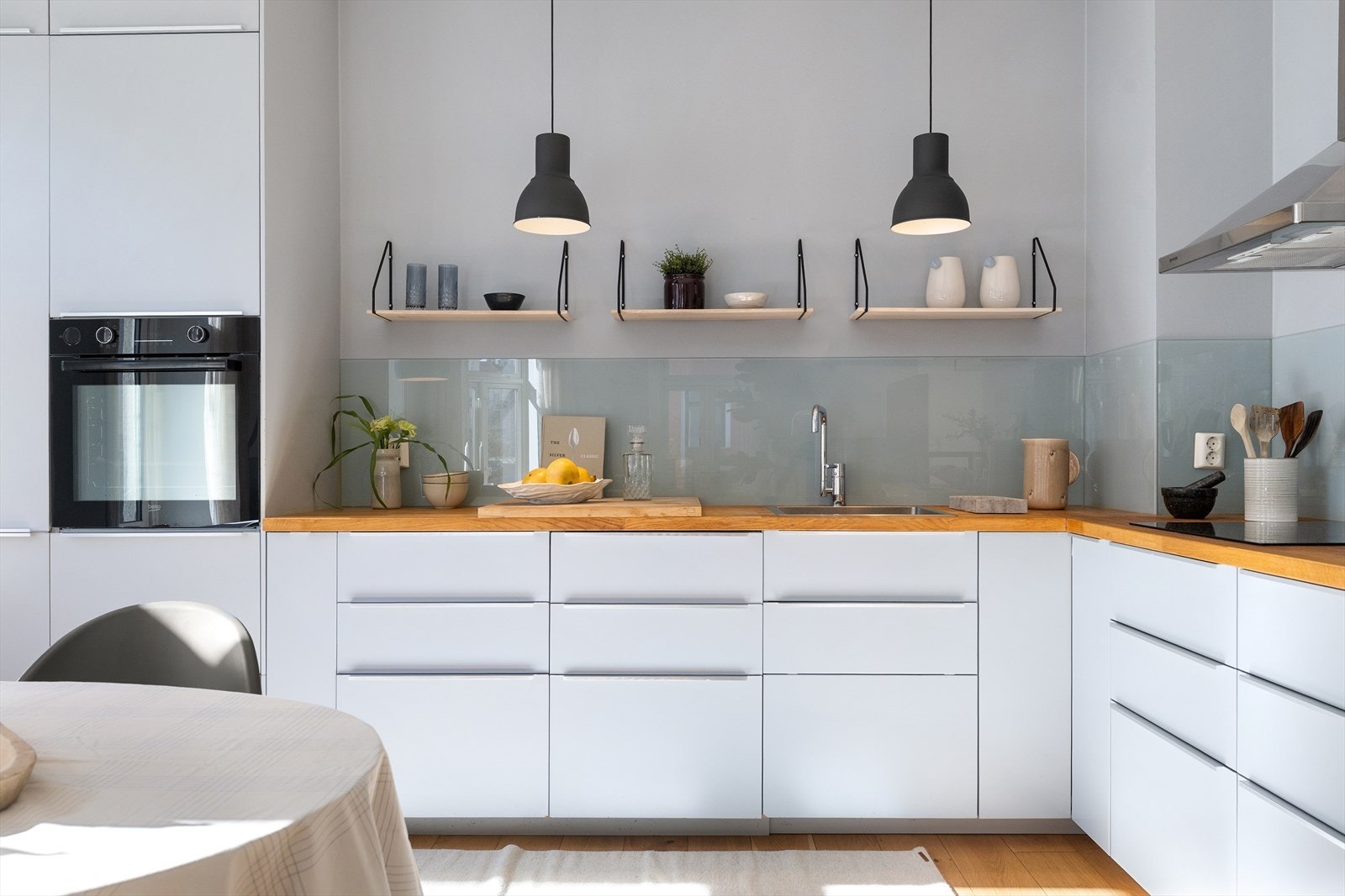 Flott kjøkken fra 2013 med innredning fra IKEA og stilrene, glatte fronter. Det er god plass til lagring i skuffer og skap. Galleribilde