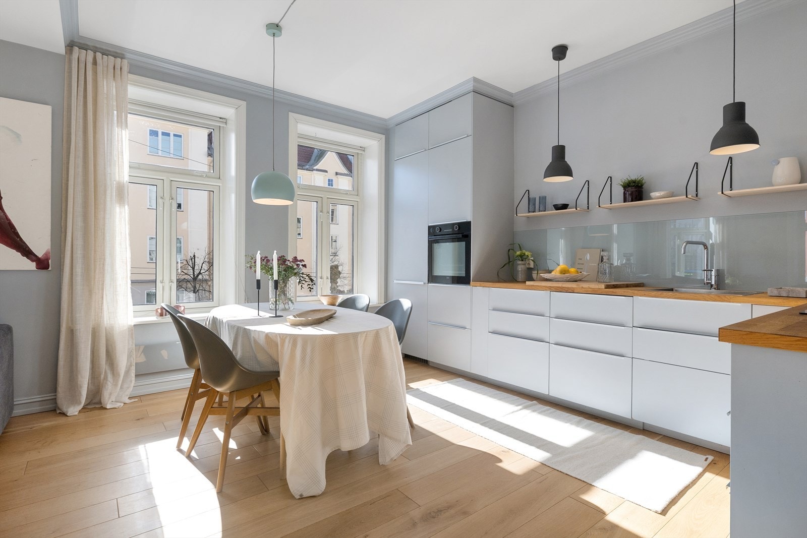 Det er også god plass til spisebord, perfekt for hyggelige måltider med familie og venner. Galleribilde