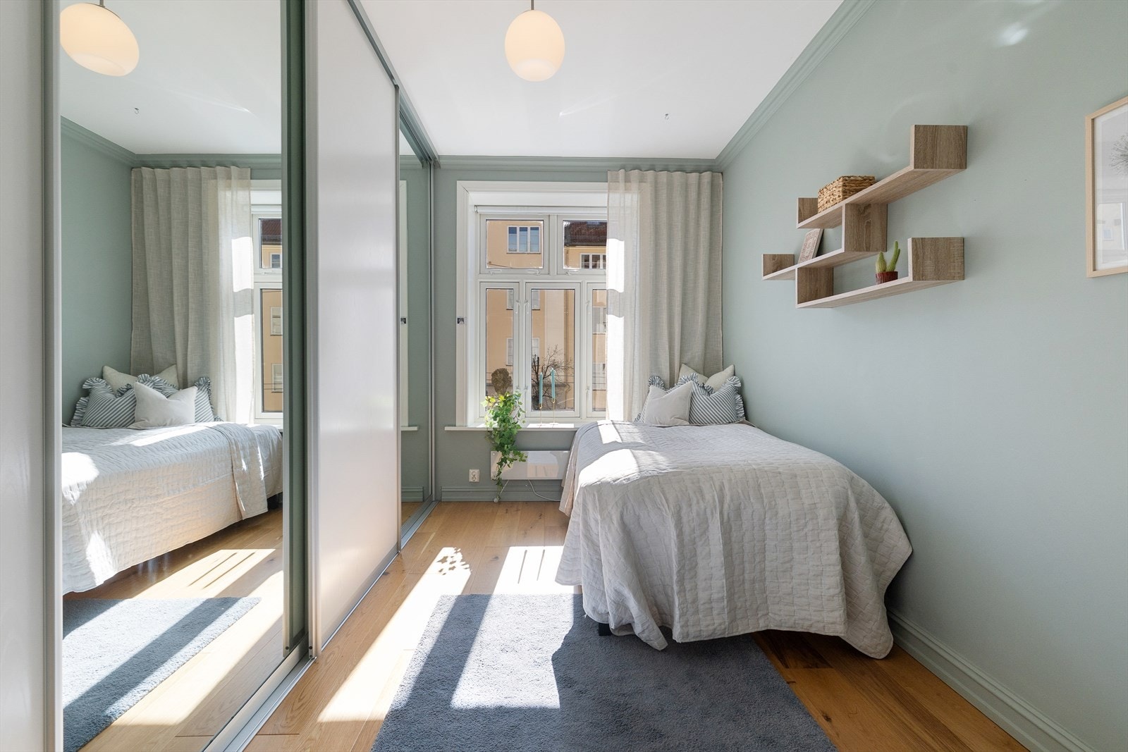 Boligens andre soverom er fleksibelt og har god plass til seng, sovesofa, hjemmekontor eller gjesterom, eventuelt en kombinasjon. Galleribilde