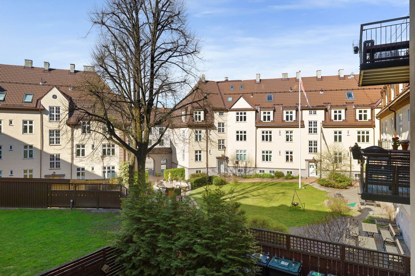 Fra hovedsoverommet har du flott utsikt mot bakgården. Galleribilde