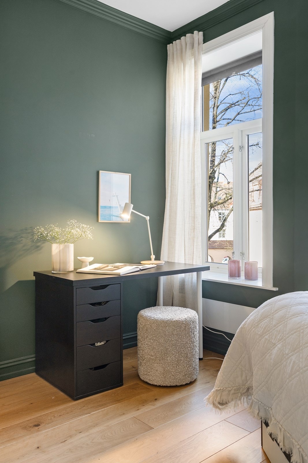 Her er det også plass til en skrivepult. Galleribilde