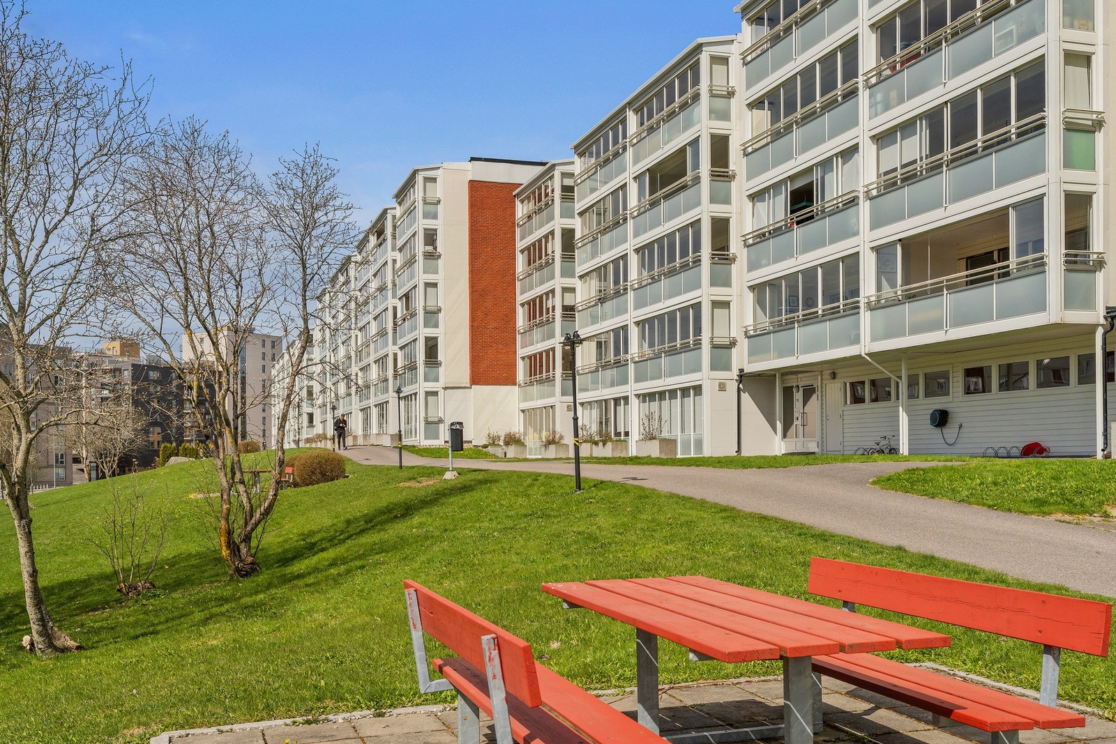 Det er plen og bilfrie, barnevennlige internveier mellom byggene. Galleribilde