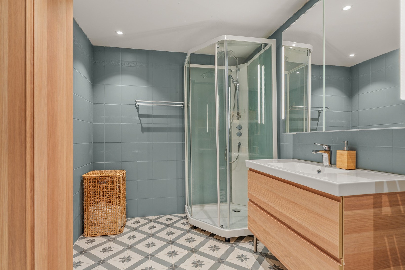 Det er lagt varme i gulvet og videre er badet utstyrt med dusjkabinett, servant med innredning og toalett. Rommet har mekanisk avtrekk. Galleribilde