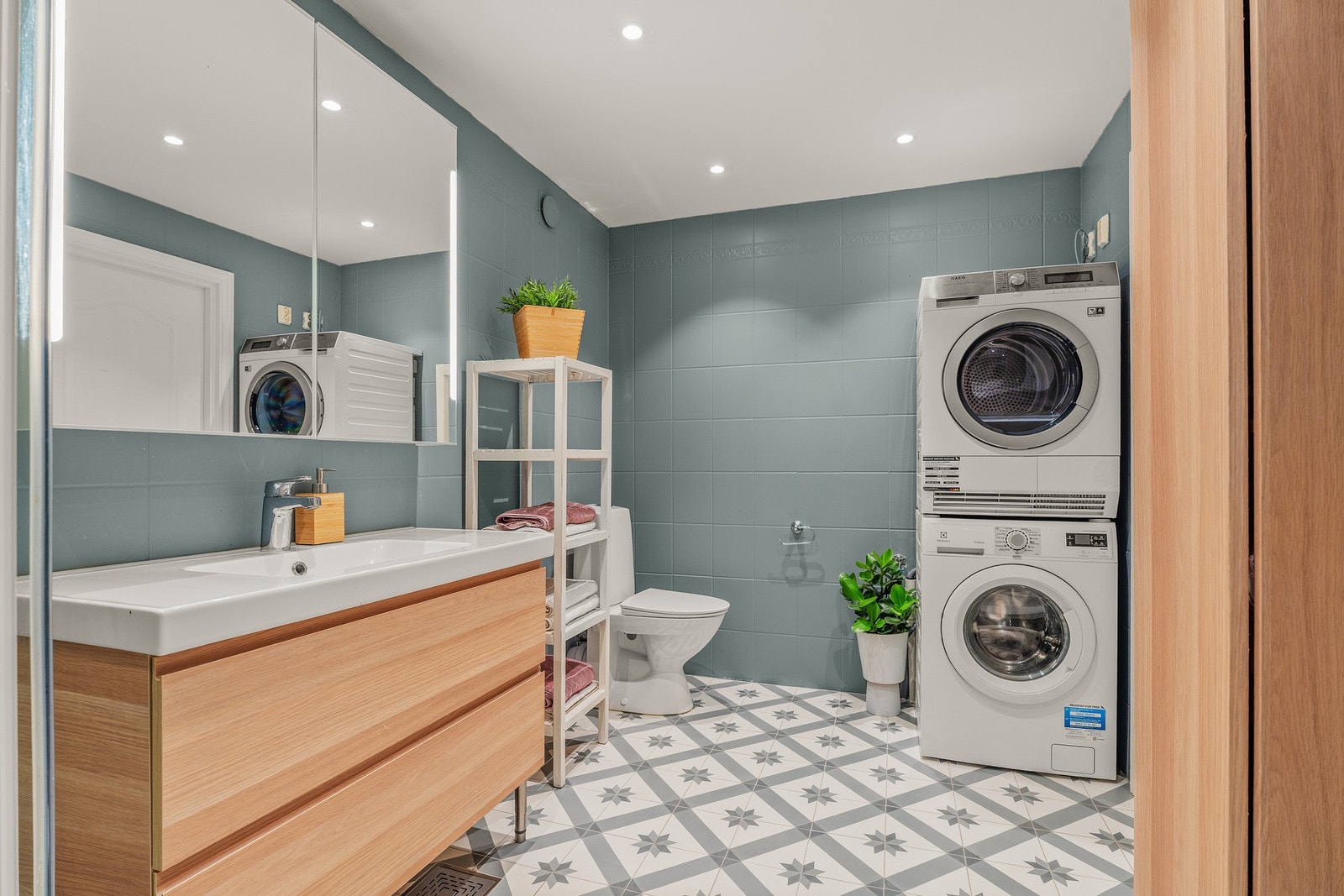 Boligen har et svært romslig, flislagt bad som er tilknyttet entré og soverom. Badet er originalt fra byggeåret, men er oppgradert med flis på flis i 2021. Galleribilde