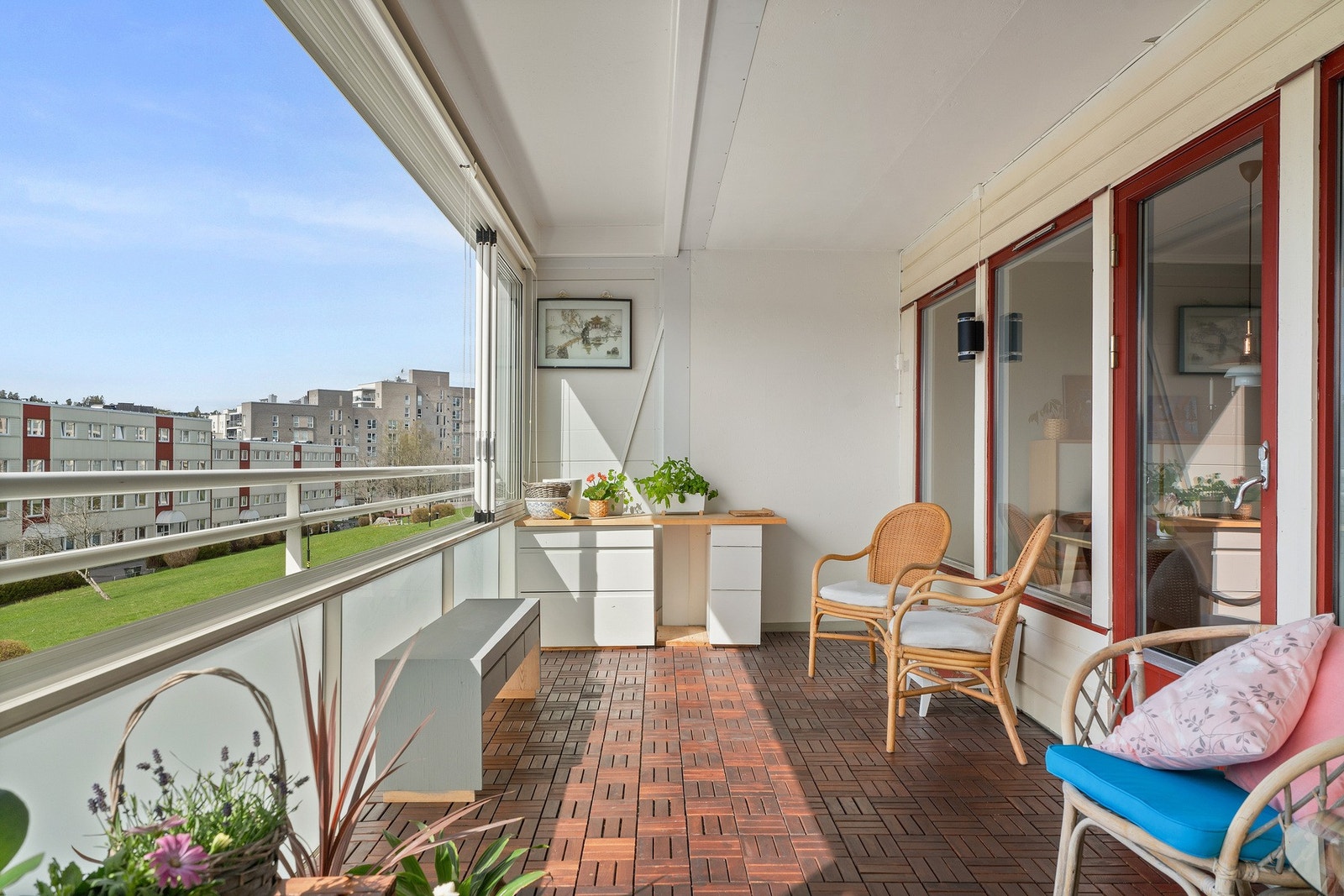 Her har man flotte solforhold, og terrassen blir en herlig forlengelse av stuen, sommer som høst. Galleribilde
