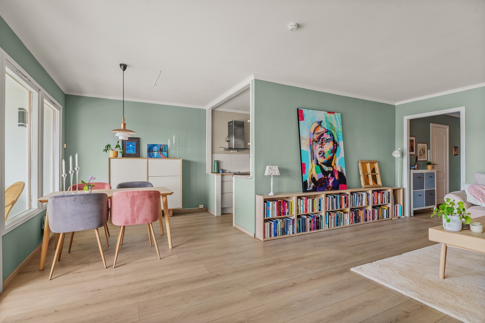 Stuen er romslig med store vindusflater som slipper inn rikelig med naturlig lys. Galleribilde