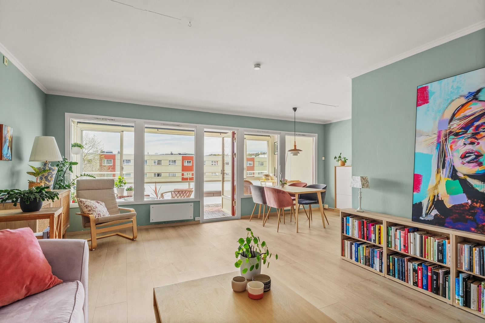 En attraktiv, moderne 3-roms i barnevennlige omgivelser. Her få du flotte kvaliteter solrik terrasse, garasje og sentrumsnær beliggenhet. Galleribilde