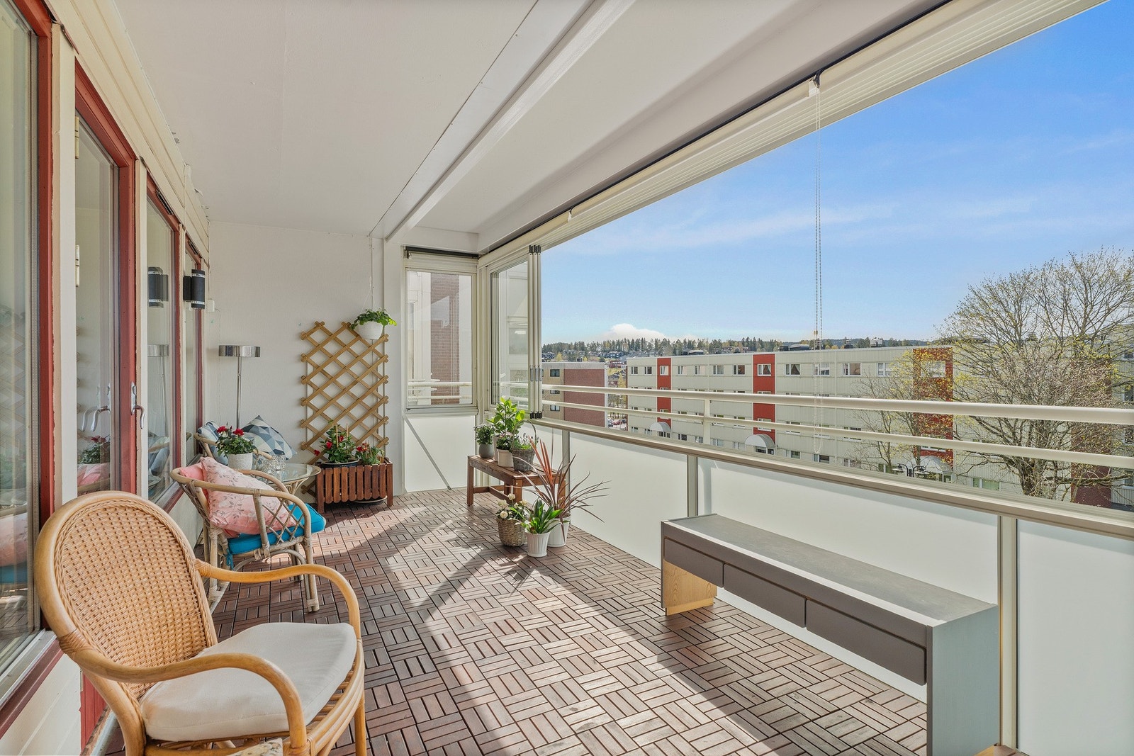 Terrassen har god plass til utemøbler og grill, og gulvet er belagt med treheller. Galleribilde