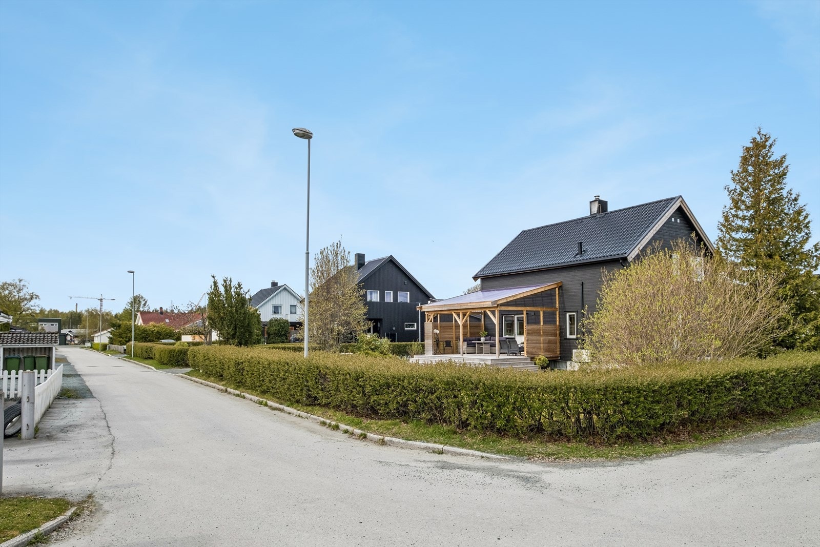 Huset ligger fint til i en tilbaketrukket gate. Kun 200m fra barnehage, barneskole og dagligvare. Galleribilde