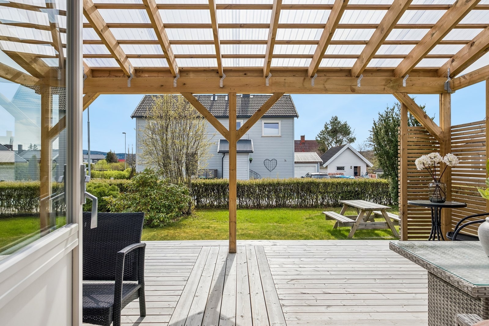 Terrasse som vender mot Sør. Her har man sol gjennom store deler av dagen. Galleribilde
