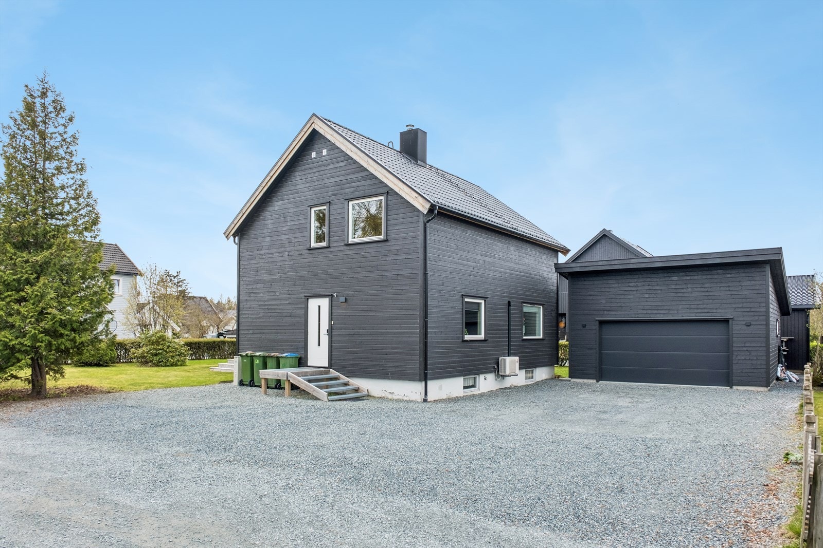 Huset ble vesentlig renovert i 2022 med bla. Etterisolering, bordkledning, vinduer, dører, vindskier, takrenner og nedløp. Utført av Brødrene Sundli AS. Galleribilde