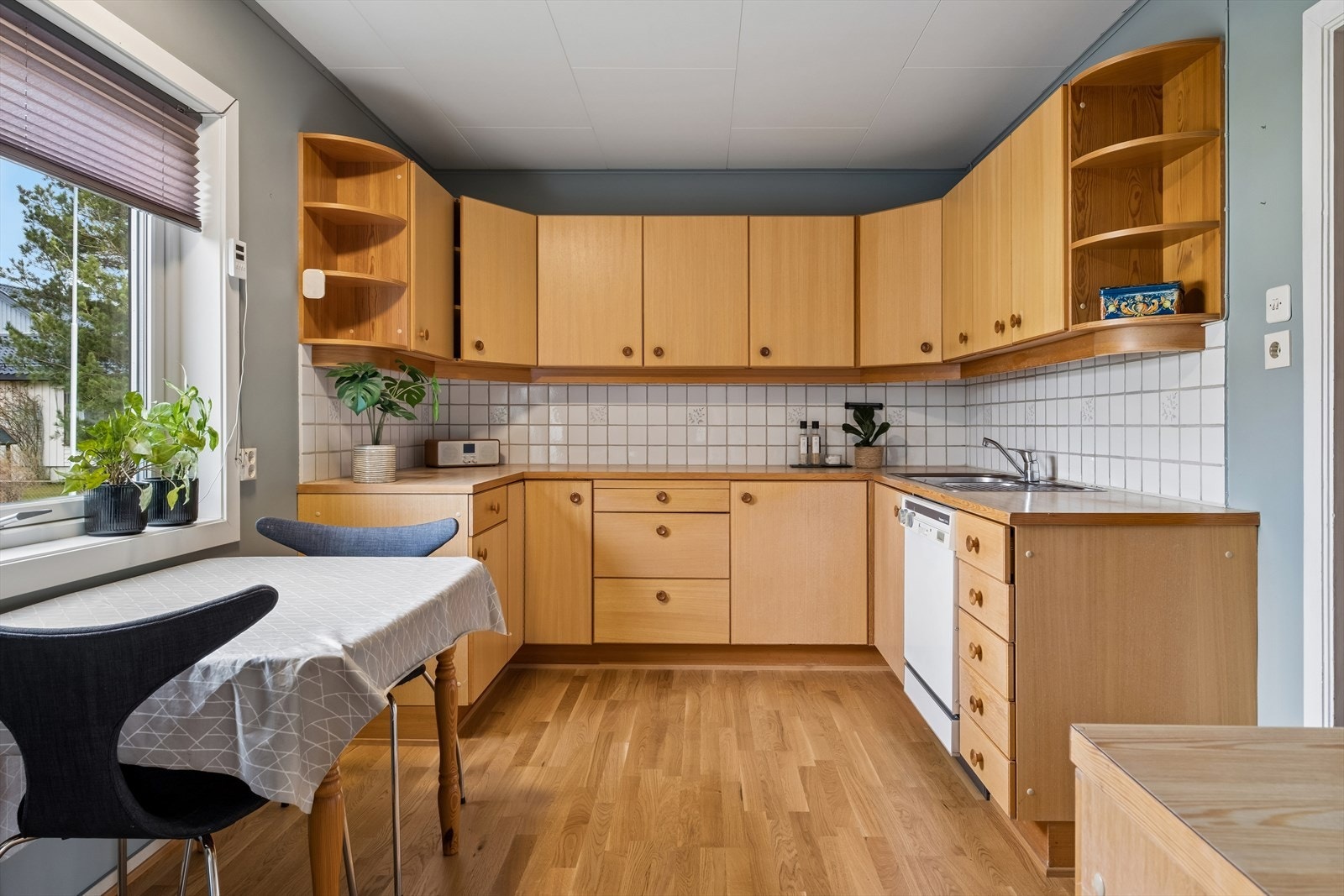 Trekjøkken som har godt med skap- og benkeplass. Galleribilde