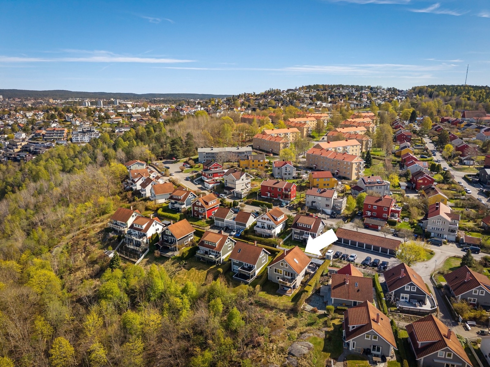 Meget barnevennlig beliggenhet grensende mot friområde med skog Galleribilde