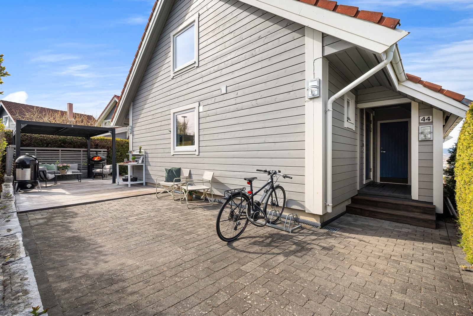 Steinbelagt uteområde ved inngangspartiet Galleribilde
