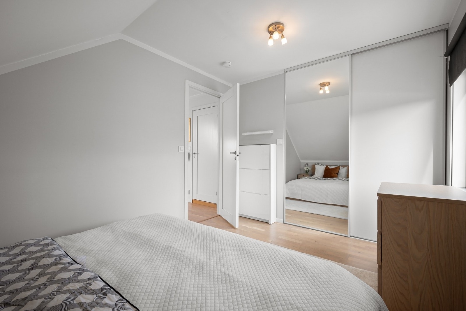 Her er det god plass til dobbeltseng og tilgang til walk-in garderobe Galleribilde