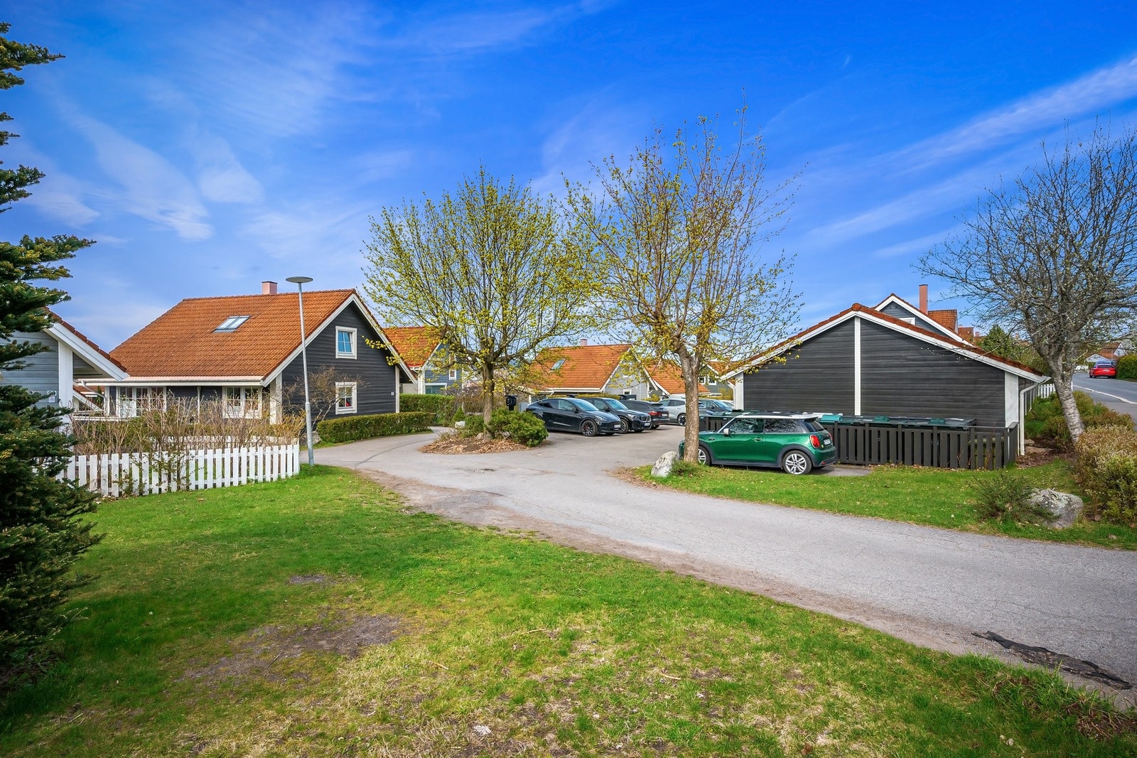 Huseierforeningen har to parkeringsplasser for gjester. Øvrig parkering etter områdets gjeldende bestemmelser Galleribilde