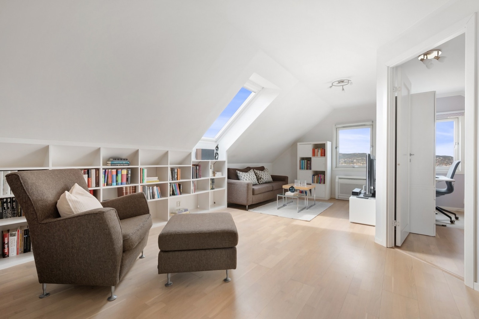 Loftstue med ulike bruksmuligheter Galleribilde