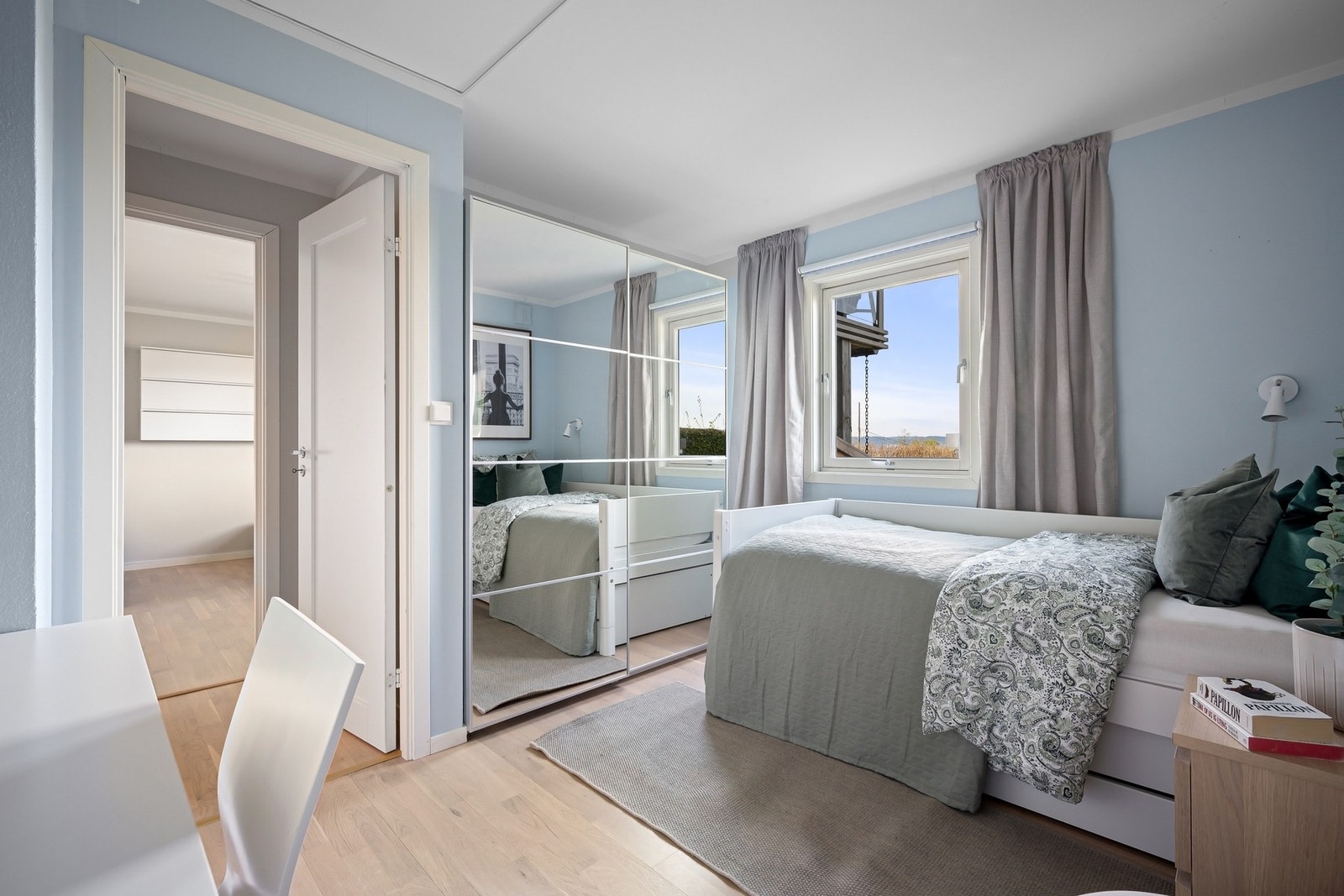 Soverom 4 av 5 med garderobeskap og god plass til seng Galleribilde