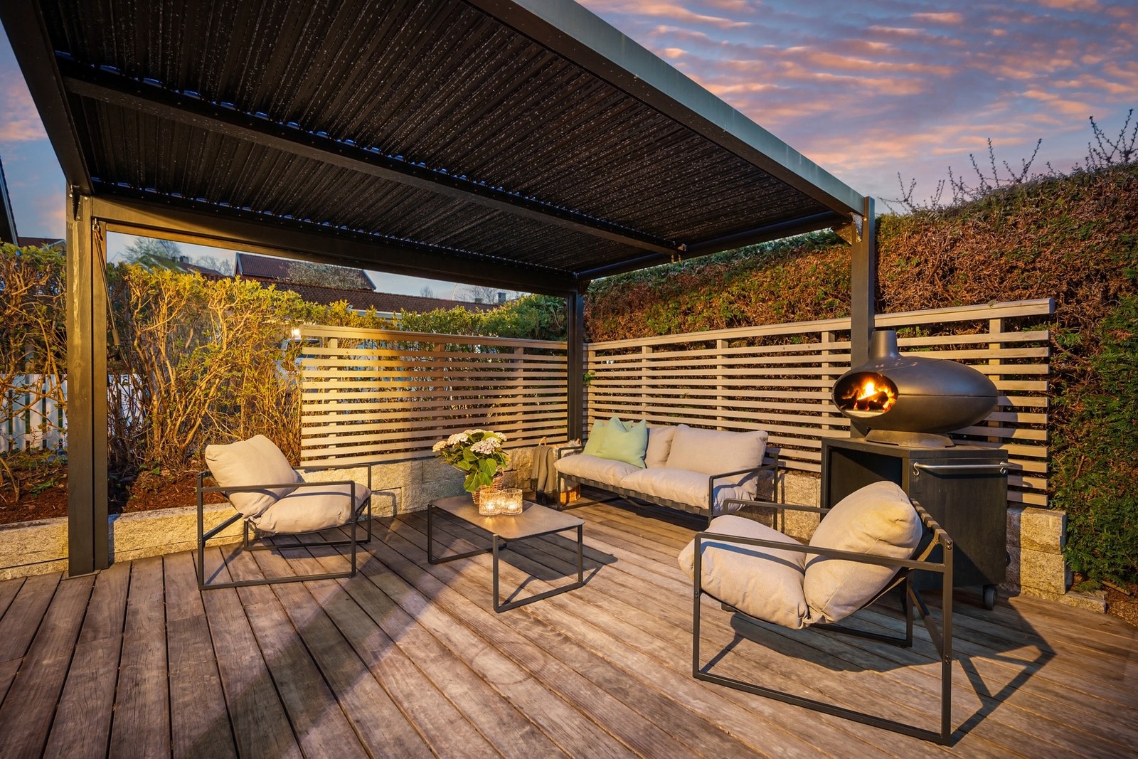 Fra kjøkkenet er det utgang til terrasse på 34 m² med pergola Galleribilde