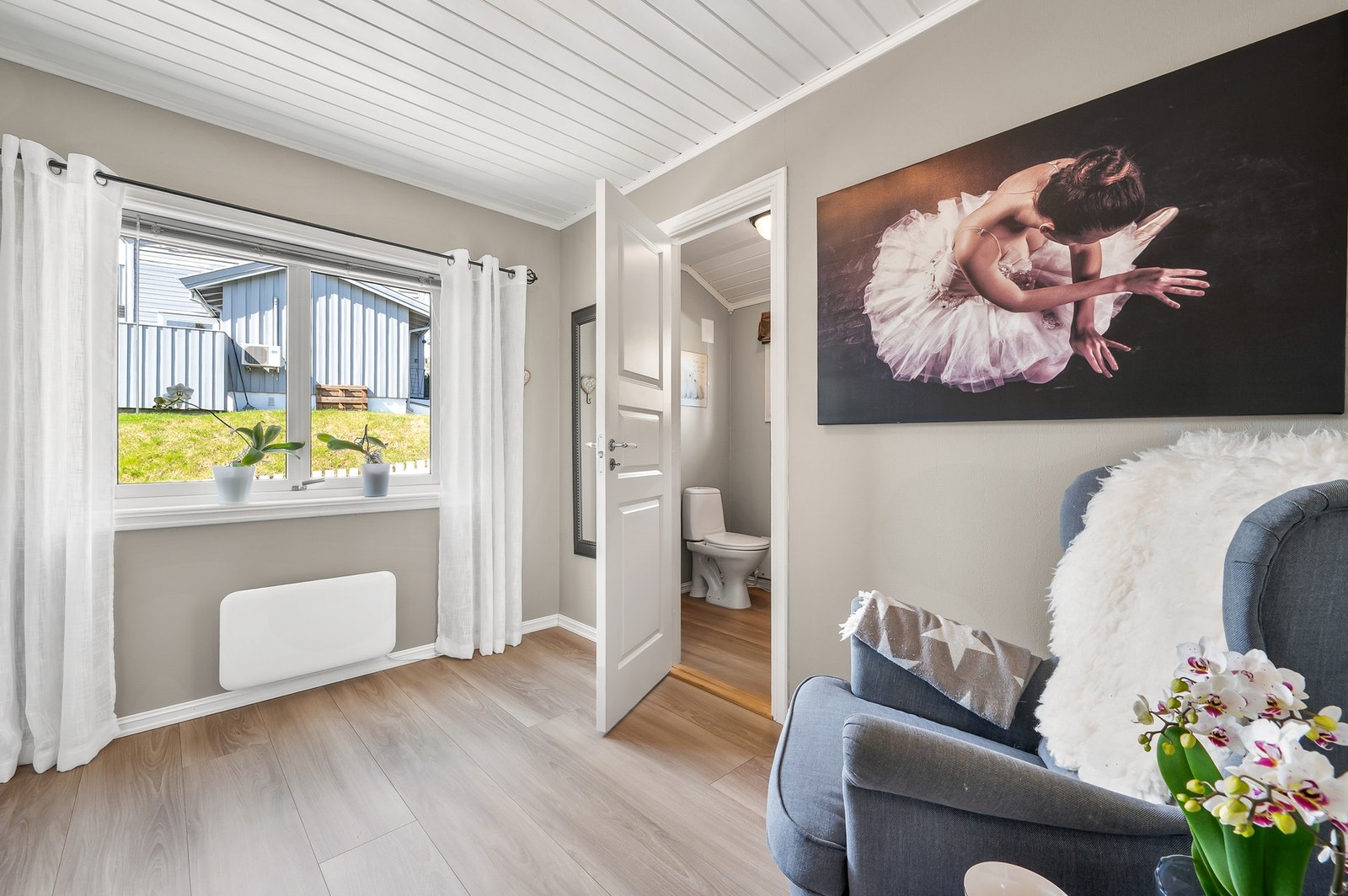 Soverom med direkte adkomst til eget toalettrom. Galleribilde