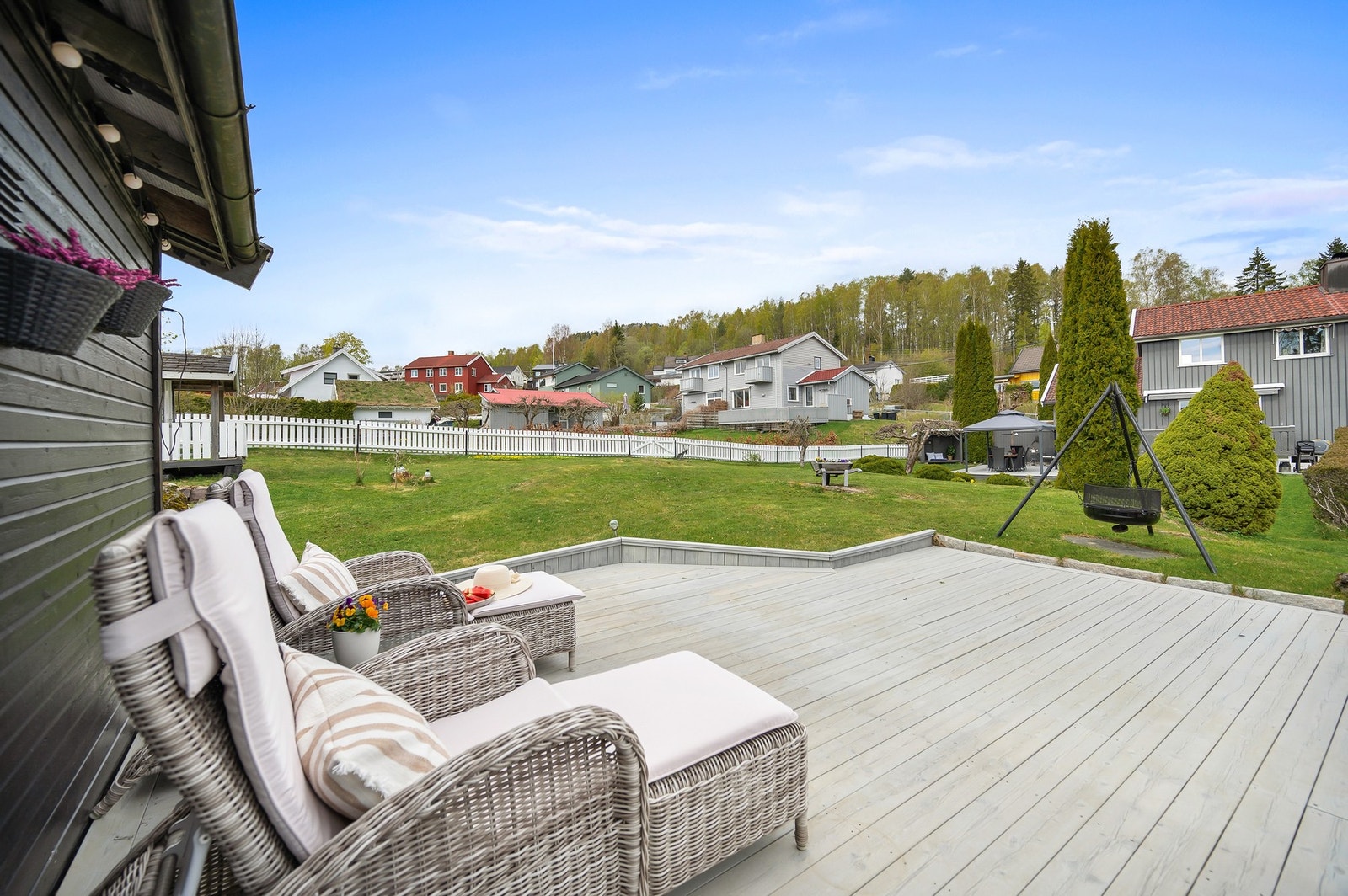 Stor terrasse ved hageboden. Galleribilde