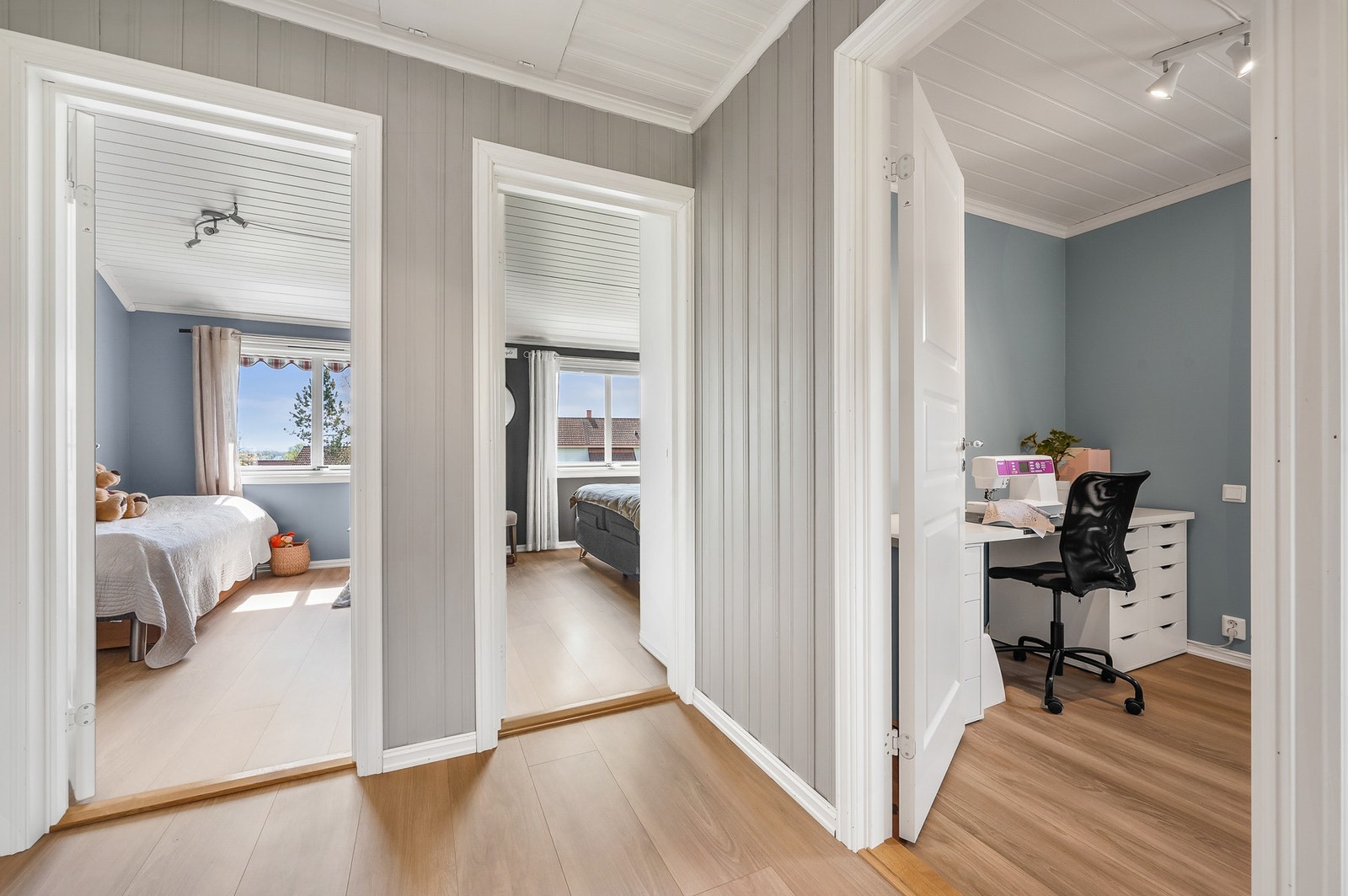 2. etasje består av gang, bad, to soverom og soverom benyttet som kontor. Galleribilde